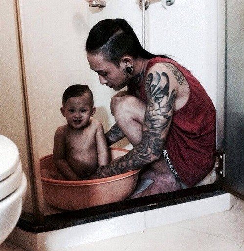 Bức ảnh ông bố xăm trổ đầy mình tắm cho con từng khiến dân mạng phát sốt.