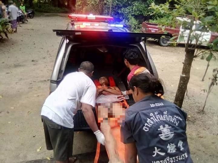 Reawat Petnui được đưa tới bệnh viện cấp cứu. (Ảnh: Viral Press).
