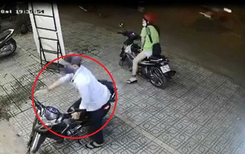 Đôi nam nữ bẻ khóa trộm xe máy táo tợn trước cửa nhà dân.