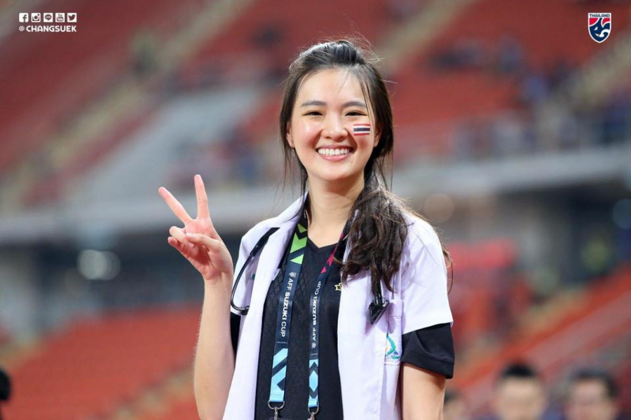 'Người đẹp' của ĐT Thái Lan tiết lộ cô rất yêu thích cầu thủ Lionel Messi của Barcelona và Chanathip Songkrasin - người được mệnh danh là 'Messi Thái Lan'.