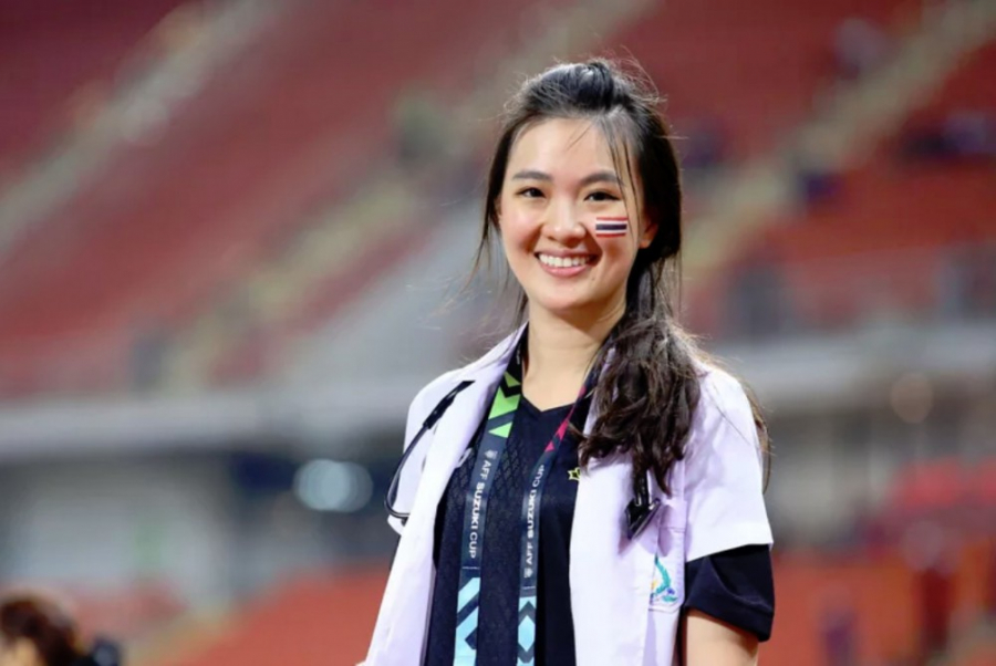 Ngay trong trận ra quân của đội tuyển Thái Lan tại AFF Cup 2018, cô gây chú ý bởi vẻ ngoài xinh đẹp.