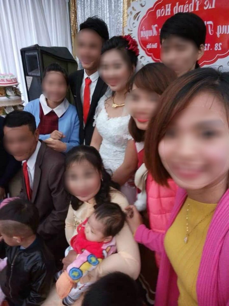 Hai gia đình tổ chức lễ cưới cho Nam và Hạnh nhưng không đăng kí kết hôn.