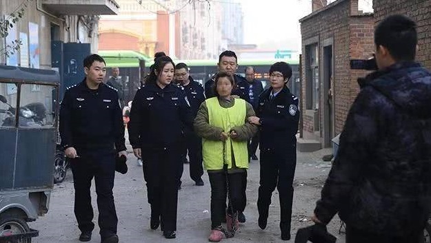 Cảnh sát bắt giữ cô Cao, người đã giết chết con gái 7 tuổi.