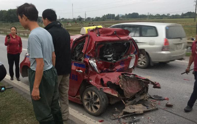 Chiếc xe taxi đưa nạn nhân vụ tai nạn ngay sau đó bị xe tải đâm từ phía sau biến dạng.