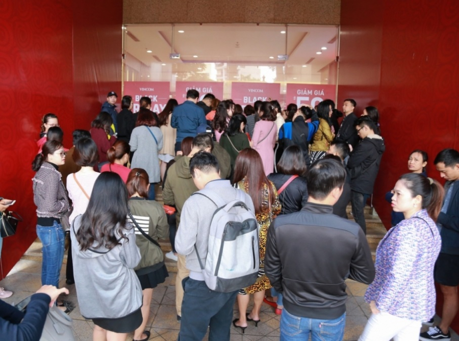 Ngay từ sáng sớm nay (23/11), mặc dù tại những trung tâm thương mại lớn của Hà Nội đến 9h30 sáng mới mở cửa nhưng hàng nghìn người đã tập trung trước cửa để mong là người đầu tiên chạm tay vào những món đồ hàng hiệu giảm giá mạnh trong ngày Black Friday.
