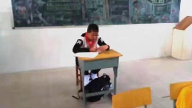 Cậu bé 13 tuổi bị bắt ngồi góc lớp, không được làm bài thi vì mắc bệnh ung thư.