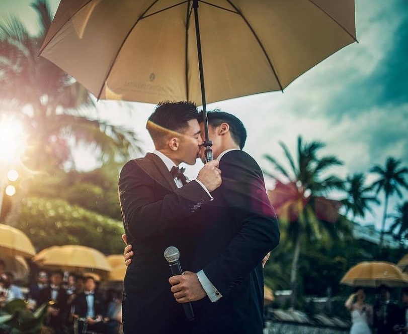 Đám cưới của cặp đôi đồng tính đẹp như diễn viên vừa được tổ chức tại khu nghỉ dưỡng cao cấp Inter Continental Samui Baan Taling Ngam Resort, Thái Lan.
