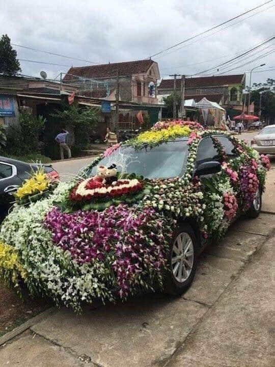 Xe dâu được trang trí bằng hoa tươi kín mít khiến nhiều người xôn xao.