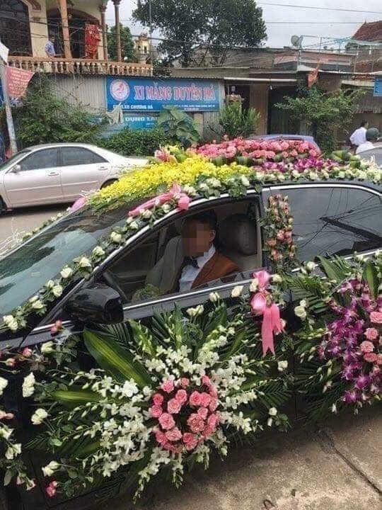 Chú rể đích thân lái chiếc xe hoa đến rước cô dâu.