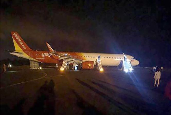 Chiếc máy bay VJ gặp sự cố và bật máng trượt để hành khách rời khỏi máy bay.