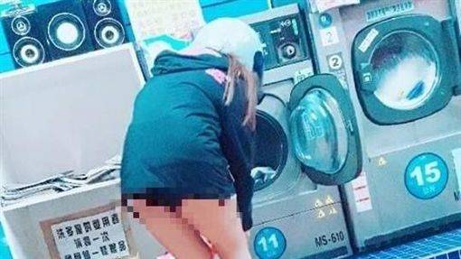 Cô gái hồn nhiên cởi quần ở cửa hàng tự giặt đồ.
