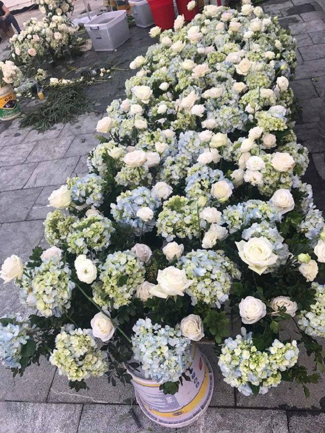 Hoa tươi tràn ngập lối vào nơi tổ chức đám cưới. Ảnh: TL