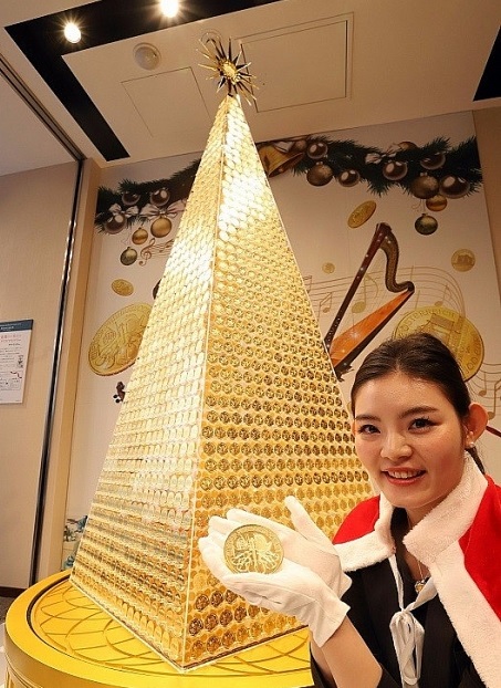 Cây Noel hình kim tự tháp được kết nối bằng những đồng tiền vàng.