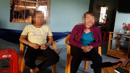 Bé gái 11 (mặc áo vàng) bị gã hàng xóm xâm hại dẫn đến có thai.