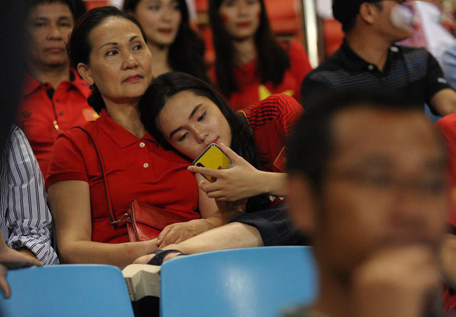 Quỳnh Anh - bạn gái cầu thủ Duy Mạnh đi cùng mẹ đến cổ vũ cho tuyển Việt Nam.