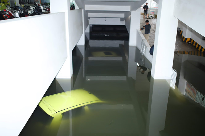 Tầng hầm chung cư Hoàng Anh Gia Lai (đường Hàm Nghi) biến thành hồ bơi, hàng chục ô tô bị nhấn chìm. 