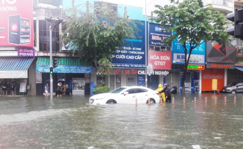 Tại TP. Đà Nẵng, ngập lụt đã gây xáo trộn và thiệt hại lớn. Trục đường Nguyễn Văn Linh - Hàm Nghi (Q.Thanh Khê) ngập trên 0,5 m. 
