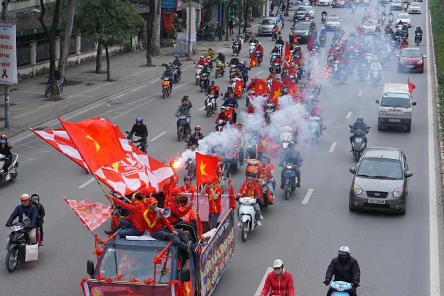 Ngay từ đầu giờ chiều đã có hàng ngàn cổ động viên xuống đường cổ vũ cho tuyển Việt Nam.