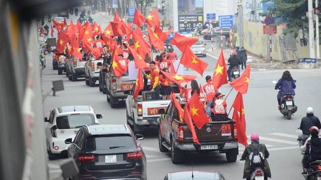 Khắp các phố phường nhuộm một màu đỏ rực cháy của cờ hoa, tiếng hô vang Việt Nam vô địch.
