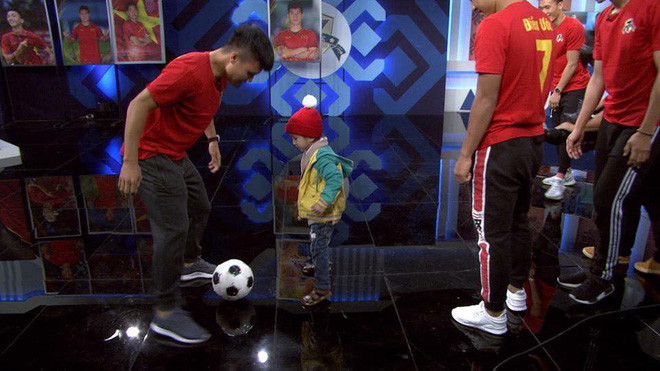 Quang Hải chơi bóng cùng với bé Tom.