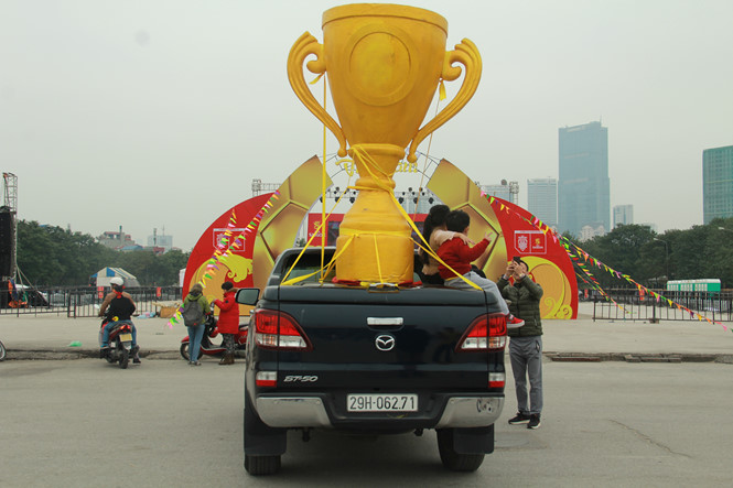 Chiếc cúp vàng khổng lồ được các CĐV đèo trên chiếc xe bán tải. 