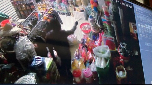 Nhóm trộm dùng xe tải đột nhập siêu thị mini lấy sạch tiền, hàng.