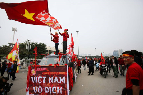Dù còn nhiều giờ nữa trận chung kết của tuyển Việt Nam mới diễn ra, nhưng hàng trăm người dân đã đổ về trước Sân vận động quốc gia Mỹ Đình từ sớm.