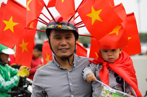 Em bé khoác quốc kì được bố đưa đi cổ vũ cho tuyển Việt Nam từ đầu giờ chiều.