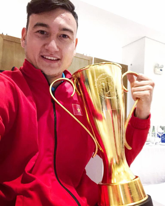Bức ảnh Văn Lâm bên cạnh chiếc cúp vô địch AFF Cup 2018 được bà Jukova đăng tải.