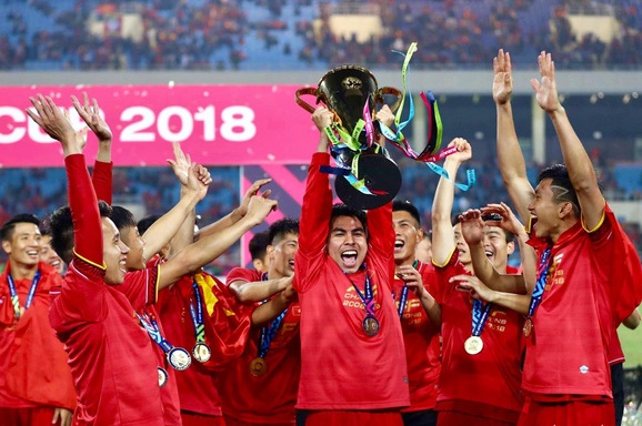 Đức Huy cùng các cầu thủ giơ cao cúp vô địch AFF Cup 2018. Ảnh: NGUYỄN KHÁNH