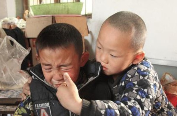 Tử Hào kêu khóc muốn vào trại trẻ mồ côi để không làm gánh nặng cho ông bà.