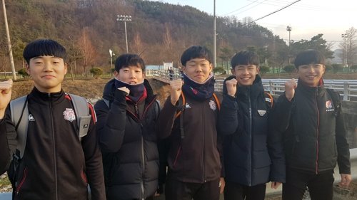 Các cầu thủ U15 Sancheong. Ảnh: Joins.