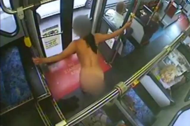 Cô gái trẻ khỏa thân rồi nhảy múa trên xe bus gây bức xúc.