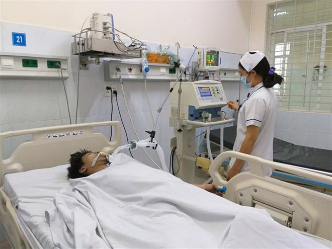 Anh Nguyễn Văn Dũng đang được điều trị tại bệnh viện Long Khánh. Ảnh:TTXVN