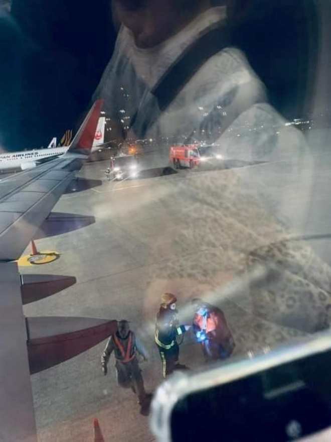 Xe cứu hỏa và lực lượng kỹ thuật sân bay được điều động kiểm tra sự cố. Ảnh do hành khách cung cấp.
