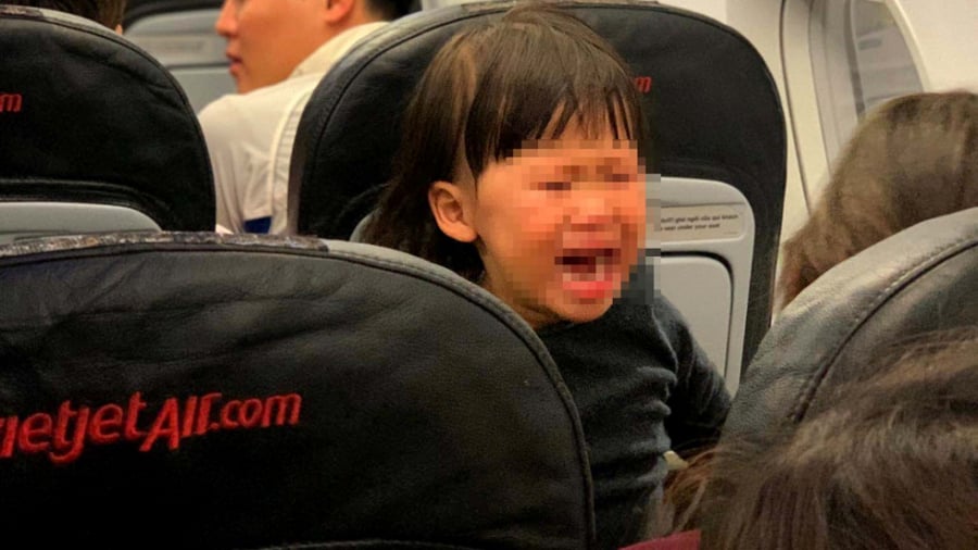 Một em bé trên máy bay khóc thét vì hoảng loạn khi máy bay gặp sự cố trên không.  Ảnh do hành khách cung cấp.