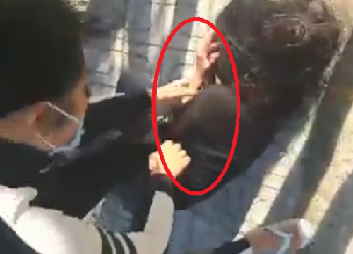 Hai cô gái 15 tuổi bị đánh đập dã man (Ảnh cắt từ clip).