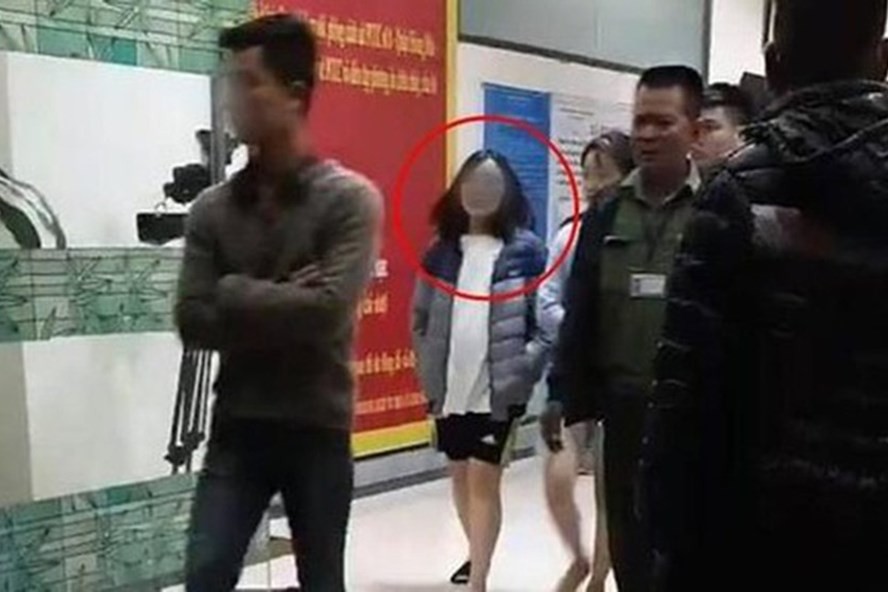 Nữ sinh Đinh Thị Vân Anh thời điểm bị bắt giữ.