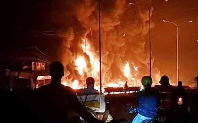 Cháy xe bồn chở xăng làm 6 người chết ở Bình Phước.