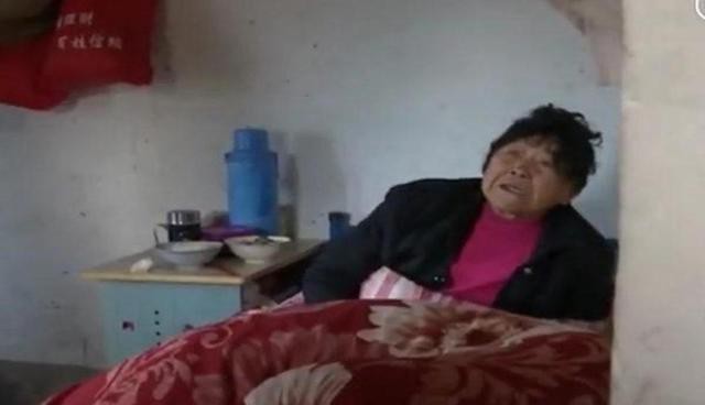 Cụ bà 86 tuổi bị con trai ép ra chuồng lợn ngủ trong đêm rét.