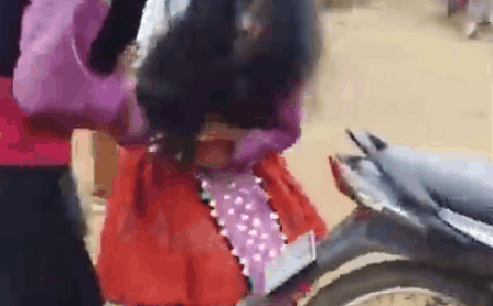 Một cô gái bị nhóm thanh niên ra sức bắt lên xe máy.