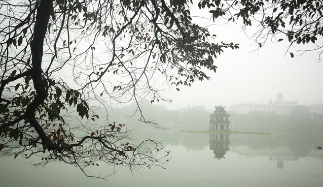 Tại Hồ Gươm, sương mù tạo ra một khung cảnh mờ ảo. Ảnh Tổ Quốc.