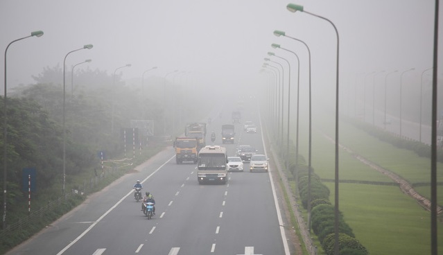 Đường Láng Hòa Lạc sương mù khiến tầm nhìn của người tham gia giao thông bị hạn chế. Ảnh Tổ Quốc.