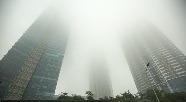 Tòa nhà Kangnam cao nhất Hà Nội chìm trong màn sương. Ảnh Tổ Quốc.
