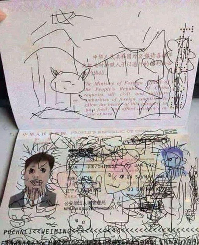 Cuốn hộ chiếu của ông bố bị cậu con trai tô vẽ nghuệch ngoạc.