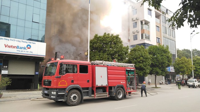Đám cháy đã thiêu rụi hầu hết tài sản trong cửa hàng.