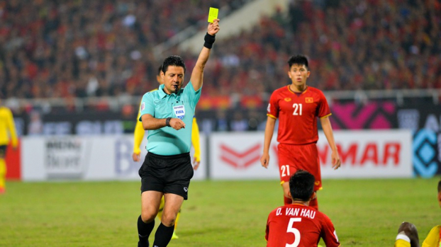 Cầu thủ Việt Nam nhận 6 thẻ vàng trong trận chung kết lượt về AFF Cup 2018 giữa Việt Nam và Malaysia.