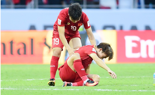 Quang Hải chạy đến an ủi đồng đội sau màn sút hỏng penalty.