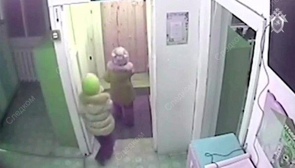 Lúc hai bé trốn khỏi nhà trẻ đã được camera ghi lại.