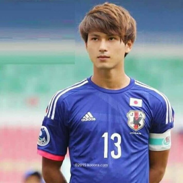 Cầu thủ điển trai tuyển Nhật được cư dân mạng săn lùng sau trận đấu với Việt Nam tối ngày 24/1. 
